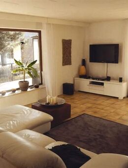 HELLE UND GROSSZÜGIGE 3,5-ZIMMER-EG-WOHNUNG MIT TERRASSE, GARTEN, CARPORT UND GARAGE - Ulm