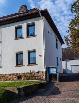 Treffurt Einfamilienhaus als Doppelhaushälfte in zentraler Lage mit kleinem Garten und Nebengebäude - Treffurt