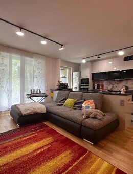 Vollmöblierte 3-Zimmer-Wohnung mit EBK, Terrasse, TG-Stellplatz & E-Ladesäule - ideal für Familien! - Frankfurt (Main)