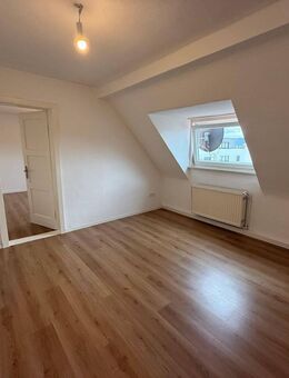 Großzügige 3-Zimmer-Dachgeschosswohnung in sehr guter, zentraler Wohnlage im beliebten Gelnhausen - Gelnhausen