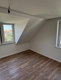 Dachgeschoss, 3 Zimmer, Südbalkon, Blick ins Grüne, frisch kernsaniert - Dresden