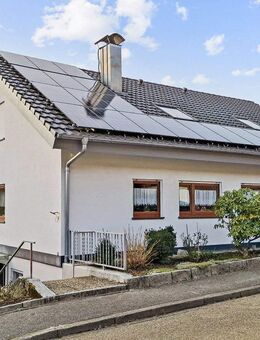 Zweifamilienhaus mit PV-Anlage und Garagen in Ottenhöfen - Ottenhöfen (Schwarzwald)