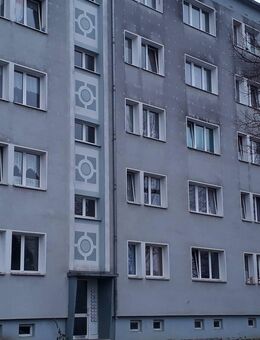 Teilsanierte 2- Zimmer Wohnung im Erdgeschoß mit Balkon - Bad Lobenstein