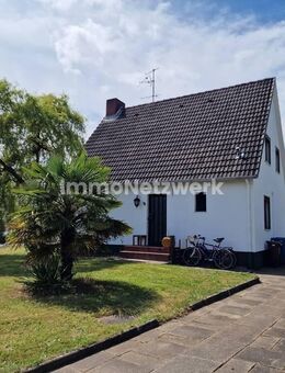 Ruhig und zentral - Familienparadies mit großem Eckgrundstück - nur 900 Meter zum Hauptbahnhof - Henstedt-Ulzburg