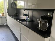 Moderne Küche mit hochwertigen Einbaugeräten - Neuried (Bayern)