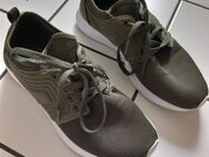 getragene Sneakers, leicht- stark - Karlsruhe