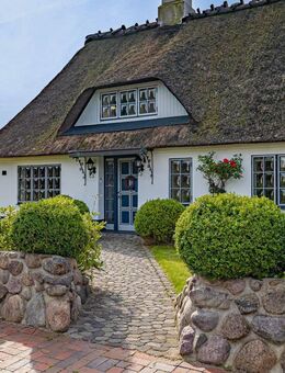 Zauberhaftes Reetdachhaus auf schönem Grundstück und separatem Garagengebäude als Ausbaureserve - Harrislee