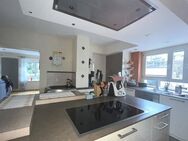 2-Familienwohnhaus mit zusätzl. ausgebauter 3. Wohneinheit im DG, 2 Garagen u. 724 m² Grundstück. Kernsaniert und hoc... - Oppenau
