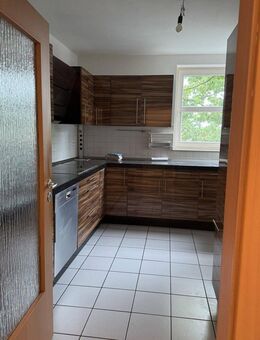 Moderne 4-Zimmer-Wohnung mit zwei Bädern und Tiefgaragenstellplatz - Garbsen