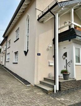 Großzügiges Einfamilienhaus mit fünf Schlafzimmern, lichtdurchflutetem Wohnambiente und gepflegtem Garten – ideal für Familien - Arzfeld