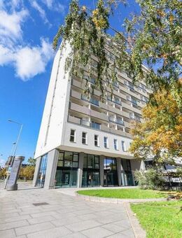 Großzügig wohnen mit Stil: Helle Etagenwohnung mit sonniger Loggia und moderner Einbauküche - Dresden