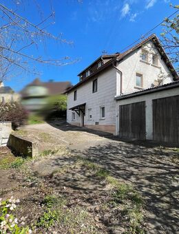 PREIS REDUZIERT! Zweifamilienhaus mit Scheune, Garagen und Garten - Kulmain