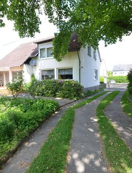 Birlinghoven: Älteres Einfamilienhaus mit weiterem Bauland zu verkaufen - Sankt Augustin
