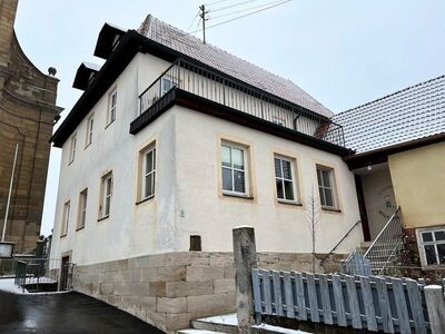 Ehemaliger Kindergarten mit Nebengebäude und großem Garten