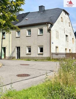 Einfamilienhaus: Teilsaniertes Reihenendhaus mit Garten, Garage & Kamin in Sayda, ideal für Familien - Sayda