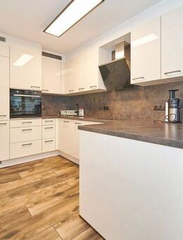 Attraktive 3,5-Zimmer-EG-Wohnung mit Balkon, neuer Einbauküche und Carport in ruhiger Lage! - Korntal-Münchingen