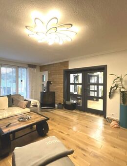 Stilvolles Zweifamilienhaus mit hochwertiger Ausstattung und zeitgemäßer PV-Anlage. - Berkatal