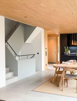 HOLZKIRCHEN - sofort bezugsfertig: Premium-Stadthaus, ein architektonisches und ökologisches Juwel - Holzkirchen (Regierungsbezirk Oberbayern)