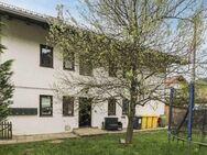 Sonnenverwöhntes, zentrales Dreifamilienhaus mit Wertsteigerungspotenzial in Oberau - Oberau