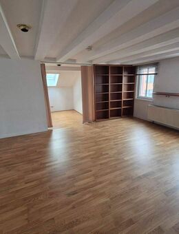 Wände werden noch gestrichen! Helle 2-Zimmer-Dachgeschosswohnung in Offenbach am Main - Offenbach (Main)