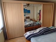 ZU VERSCHENKEN : Sehr gut erhaltener großer Schiebetüren-Schrank für`s Schlafzimmer (fb.buche) , 4-türig mit 2 Spiegeltüren) - Darmstadt Zentrum