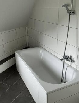 Sofort einziehen! Neues Wannenbad mit Laminatboden und Tapeten in Herne Wanne - Herne