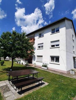 Kapitalanlage in Michelau: voll vermietetes 3-Familienhaus mit 2 Garagen & Garten - Michelau (Oberfranken)