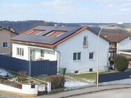 Viel Platz, hell, mit PV-Anlage: Freistehendes Familienhaus, auf großem Grundstück! - Burglengenfeld