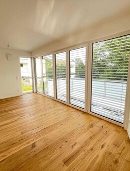 Lichtdurchflutete 3-Zimmer-Wohnung mit Panoramafenster & Südbalkon im 1. OG! - Oberursel (Taunus)