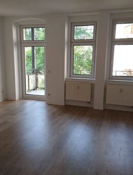 2 RW, Bad mit Wanne, Wohnzimmer mit grossem Balkon hofseitig, im 1.OG - Görlitz