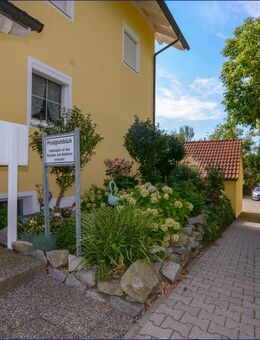 Zentral und in der Natur - Aidenbach Charmante und großzügige Erdgeschoss-Wohnung Gartenanteil mit großer Terrasse - Aidenbach