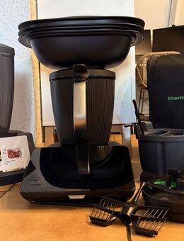 Thermomix TM7 schwarz, neu, Gemüse Styler, Spiralschneider, Trolleytasche für 1750 € - Braunfels
