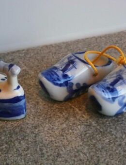 Delfter Miniaturen Schuhe Clogs handbemalt+Bügeleisen Deko zus. 3,- - Flensburg