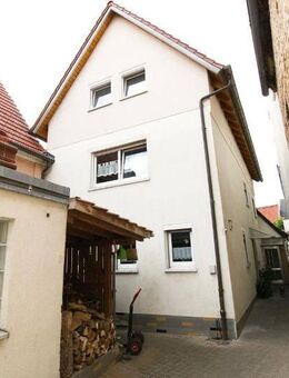 Im Ortskern ein Einfamilienhaus mit Gästehaus, Nebengebäuden und Freifläche mit vielseitigen Potenzial - Gochsheim