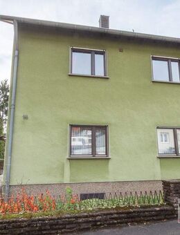 VIELSEITIG - Zweifamilienhaus mit zwei Garagen, Carport und gepflegtem Garten in Sulzbach-Altenwald! - Sulzbach (Saar)