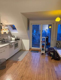 Sanierte 1-Zimmer-DG-Wohnung mit großem Balkon - Karlsruhe