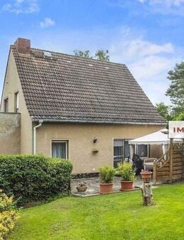 IMMOBERLIN.DE - Angenehmes Einfamilienhaus mit Westgarten & Garage in familiärer Lage - Luckenwalde