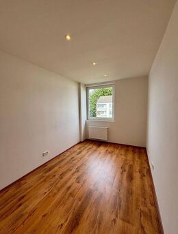 Erstbezug nach Sanierung mit EBK & Balkon - freundliche 3-Zimmer-Wohnung in Lübbecke - Lübbecke