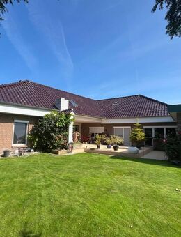 Winkelbungalow mit Schwimmbad, Photovoltaikanlage, EBK und 2 Garagen! - Hage
