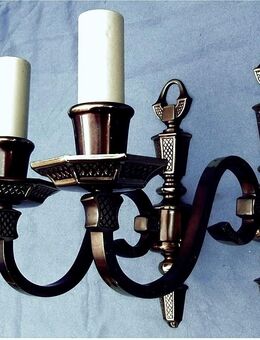 2 Wandleuchten im Kerzenhalter-Design - Messing brüniert - Länge ca. 23,5 cm - Tiefe ca. 22 cm - Groß Gerau