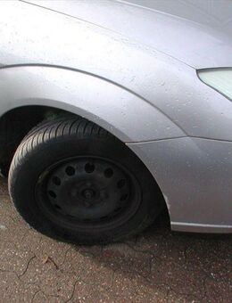 Ford Focus Kombi 1,4 silber Bj. 2000 Kotfluegel rechts ausgebaut - Bocholt Zentrum