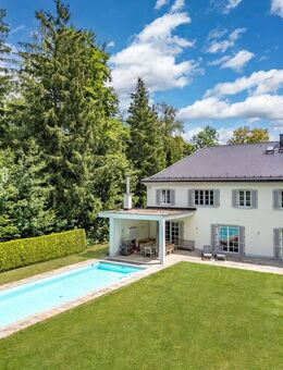 Lichtdurchflutete Familienvilla in klassisch-eleganter Architektur mit Pool - Gräfelfing