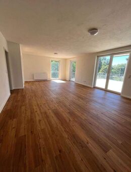 Exklusive, kernsanierte 4-Zimmer-Wohnung mit 40m²-großen Dachterrasse in ruhiger Lage in Selb - Selb