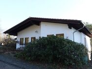 GEPFLEGTER BUNGALOW IM LANDHAUS-STIL MIT KELLER, SAUNA UND GARAGE IN RUHIGER UND BELIEBTER WOHNLAGE VON 66969 LEMBERG-LANGMÜHLE - Lemberg