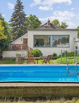 Rarität in Neuenhagen bei Berlin: Individuelles und großzügiges Haus mit Pool und Nebengebäude - Neuenhagen (Berlin)