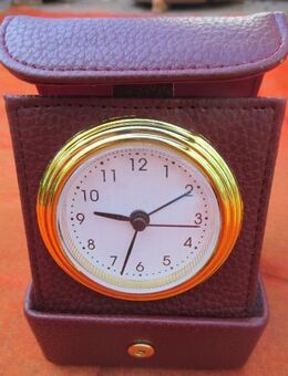 NEU * 1980er VINTAGE * Retro * Reise- Wecker * Uhr in Leder Imitat Schatulle * Box * bordaux- wein- dunkel- rot * gold * Edelstahl * - Riedlingen