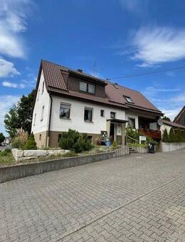 Mit 6,3 Ar Bauplatz! Kurzfristig frei! Gepflegtes 2-Fam.-Haus mit großem Garten, Doppelgarage u. Schuppen in Ortsrandlage! - Lenningen