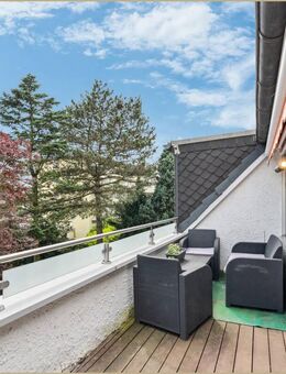 Charmante Dachgeschosswohnung mit großzügiger Loggia, Garage & Stellplatz - ideal für Singles oder Paare - Essen