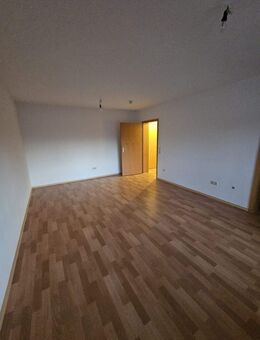 1-Zi-Erdgeschosswohnung mit großem Balkon, TG-Stellplatz u. Keller - Niederwerrn