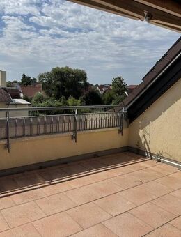 Schöne 3-Zimmer-DG-Wohnung mit großer Terrasse und Balkon - March